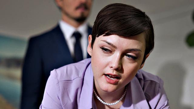 босс жёстко трахает дерзкую секретаршу прямо на столе