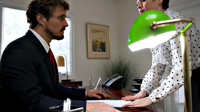 босс жёстко трахает дерзкую секретаршу прямо на столе