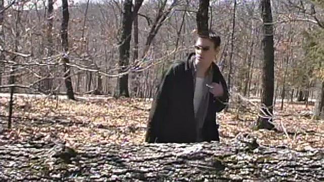 Деррик Виндзор дрочит на природе и обильно кончает крупным членом, гей-сцена с напряжением и азартом.