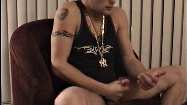 парень дрочит и кончает на камеру