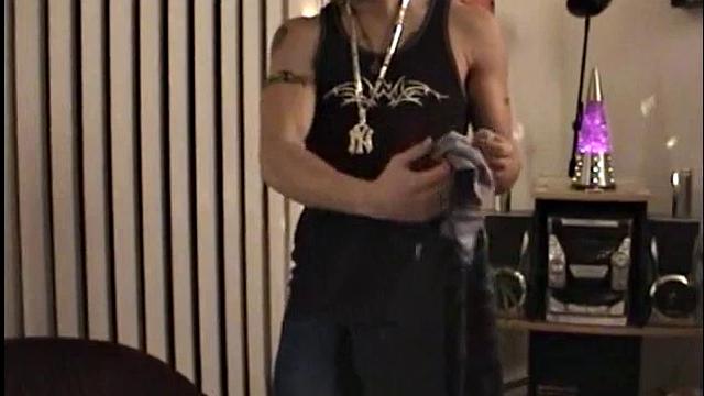 парень дрочит и кончает на камеру