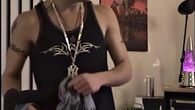 парень дрочит и кончает на камеру