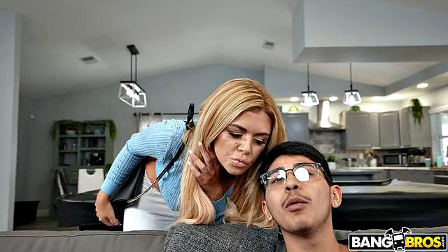 Вивиан ДеСилва застала пасынка за подглядыванием и устроила ему жаркий секс в душе.