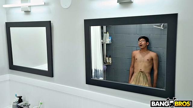 Вивиан ДеСилва застала пасынка за подглядыванием и устроила ему жаркий секс в душе.