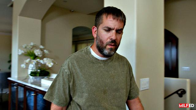 С утра мамаша решила подзарядиться здоровым сексом с пасынком, а кофе остался не у дел.