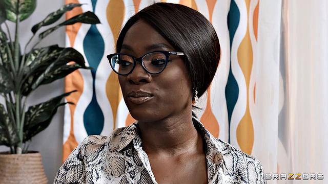 Ана Фоксxx мастурбирует в офисе и участвует в групповом сексе с парой клиентов, куколд и лесбийские ласки на диване перед горячим минетом и двойным окончанием в рот.