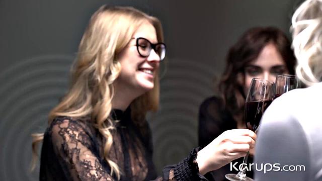 Eyla Moore, Lesya и Oxana Chic раздели страсть с реальным мужиком, каждый момент полон желания и напряжения.