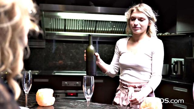 Eyla Moore, Lesya и Oxana Chic раздели страсть с реальным мужиком, каждый момент полон желания и напряжения.