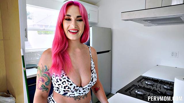 Подними мачеху на новый уровень - включай и смотри, как её трахают по-взрослому!