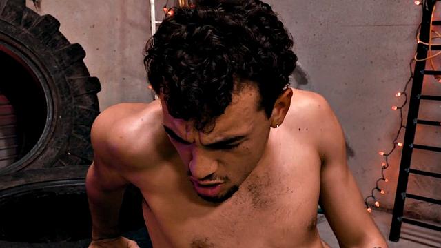 мускулистый качок с пальцем в жопе ловит мощный трах и кончает