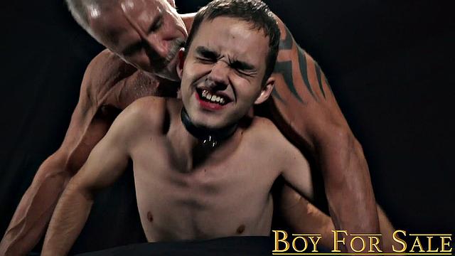 жёсткий гей-секс у реки с покорным парнем