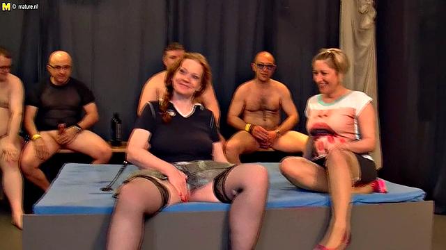 две зрелые немки разрывают сауну жёстким групповым трахом