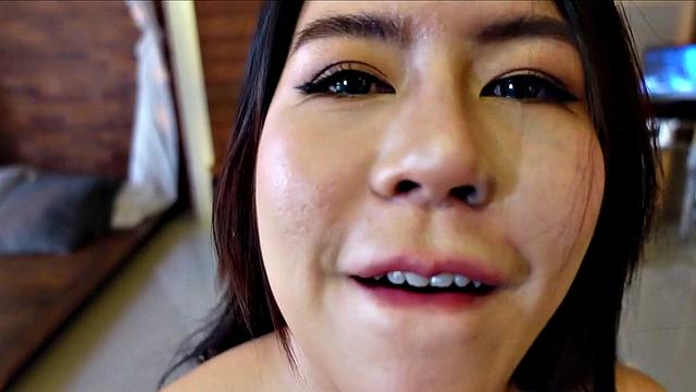 тайская пышка дрочит сисями и глотает белого слона - ну-ка кто устоит?