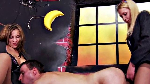 Две властные красотки в колготках дико трахают парня втроём