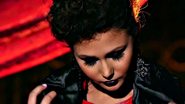 Сексуальная брюнетка в образе вампирши мастурбирует на кровати