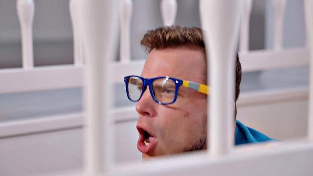 мамаша-блондинка выбирает секс на диване вместо сериалов