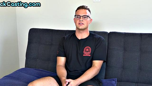 Amateur stud jerks off his cock after casting