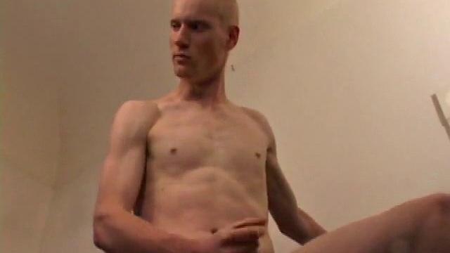 kaos раздевается, моментально встает и мощно кончает на камеру