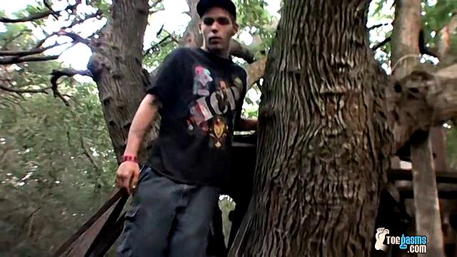 Драк дико отрывается на природе: жёстко скачет и принимает всё до последнего сантиметра в парке