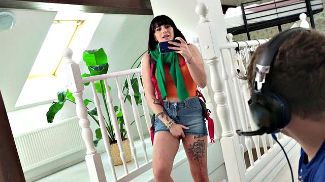 брюнетка в чулках находит приключения на мокрую дырку-большой хуй решает всё