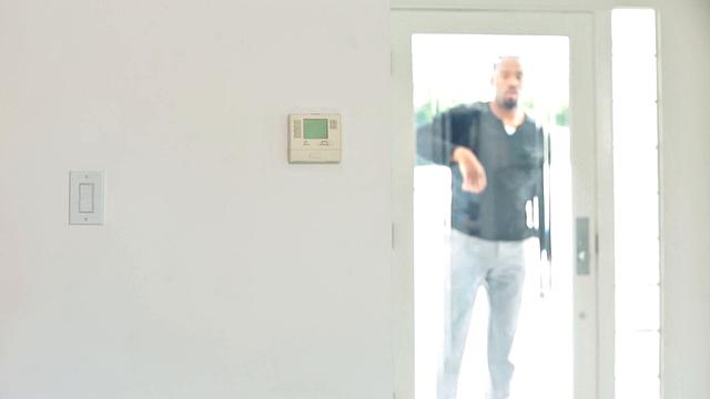 куколд любуется, как жена кайфует с bbc на диванчике