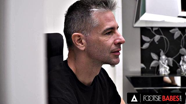 FOOTSIE BABES - Veronica Leal's Slender Soles Sucked Before Pounding