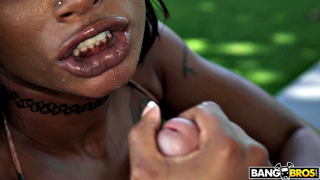 Сараи Минкс страстно отсасывает новичку на кастинге Bang Bros.