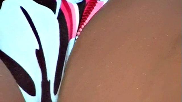 эстер развлекается на пляже и ловит заряд на лицо