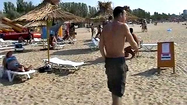 эстер развлекается на пляже и ловит заряд на лицо