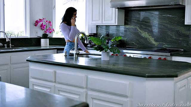 Мачеха-лесбиянка и падчерица устраивают страстный кунилингус в гостиной, Пенни Барбер заводит Леану Ловингс до сквирта.