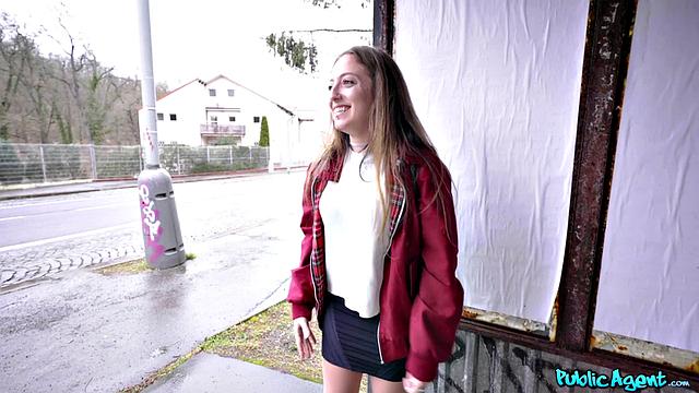 Панк-девка Venom Evil сосет и трахается за деньги на улице с двумя мужиками, кончает на лицо и получает по жопе от Michael Fly.