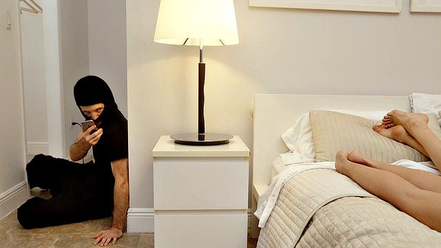 Извращённый сводный братик подглядывает за Анникой Ив и Хайме Мари, потом связывает малолеток