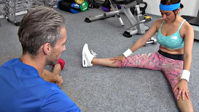 пышная фитоняшка не зря потела на тренировке - теперь язычком поощрили