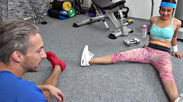 Curvy gym babe pussylicked after working out