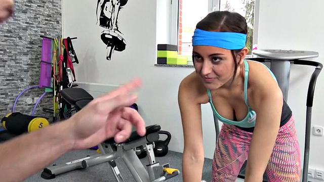 Curvy gym babe pussylicked after working out