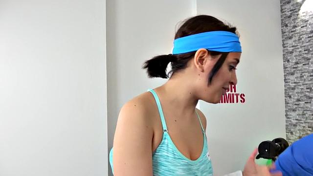 Curvy gym babe pussylicked after working out