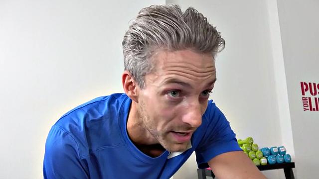 Curvy gym babe pussylicked after working out