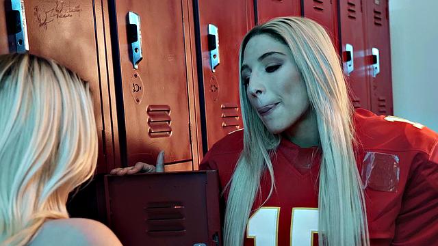 чирлидерша бросила помпоны и пошла лизать в раздевалке