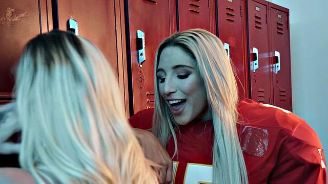 чирлидерша бросила помпоны и пошла лизать в раздевалке