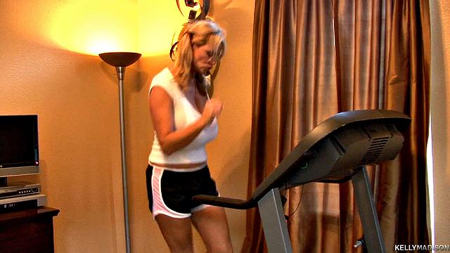 блондинка с огромной грудью дрочит после пробежки