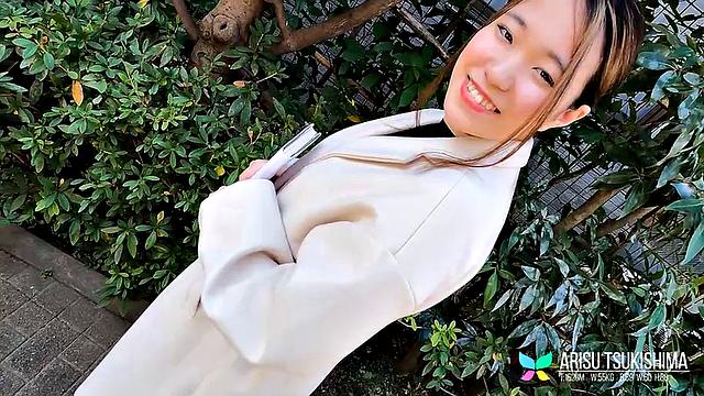 Amateur Japanese babe Miss Alice Tsukishima in first porno