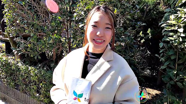 Amateur Japanese babe Miss Alice Tsukishima in first porno