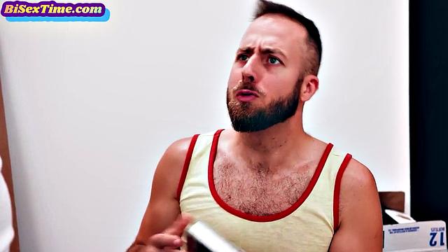 Трое взрослых жаждут секса и устраивают горячий бисексуальный трах втроём.