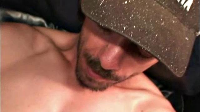 Зрелый мужик дрочит и кончает на камеру