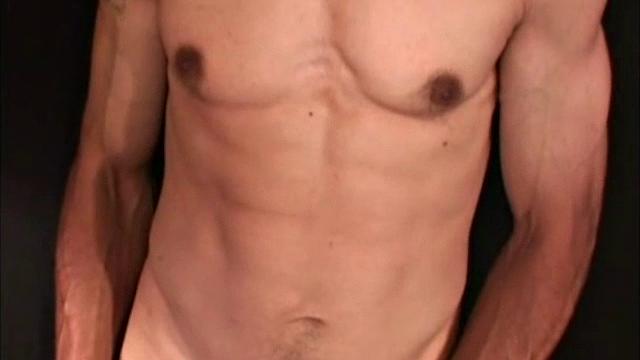 Зрелый мужик дрочит и кончает на камеру