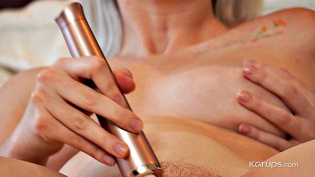 Сабрина Сноу дрочит на кровати с вибратором