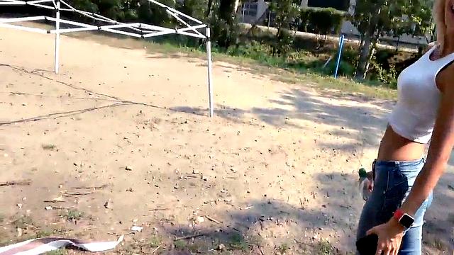 стройная европеечка развлечет природу-прохожие не верят глазам