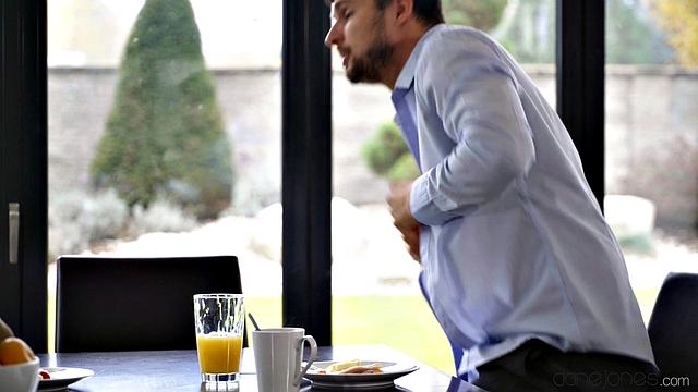 Рыжая жена задерживает мужа на работе страстным минетом и завтраком на кухонном столе с иронией к опозданиям - "Коллега поймёт!" 