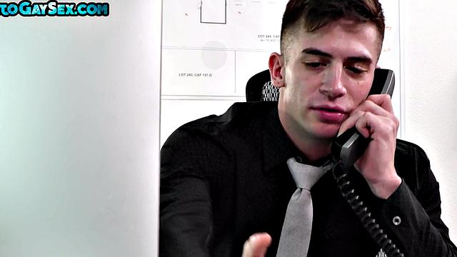 офисный красавчик трахается в жопу без резинки после минета