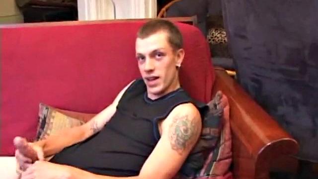 жёстко дрочит и мощно кончает перед камерой